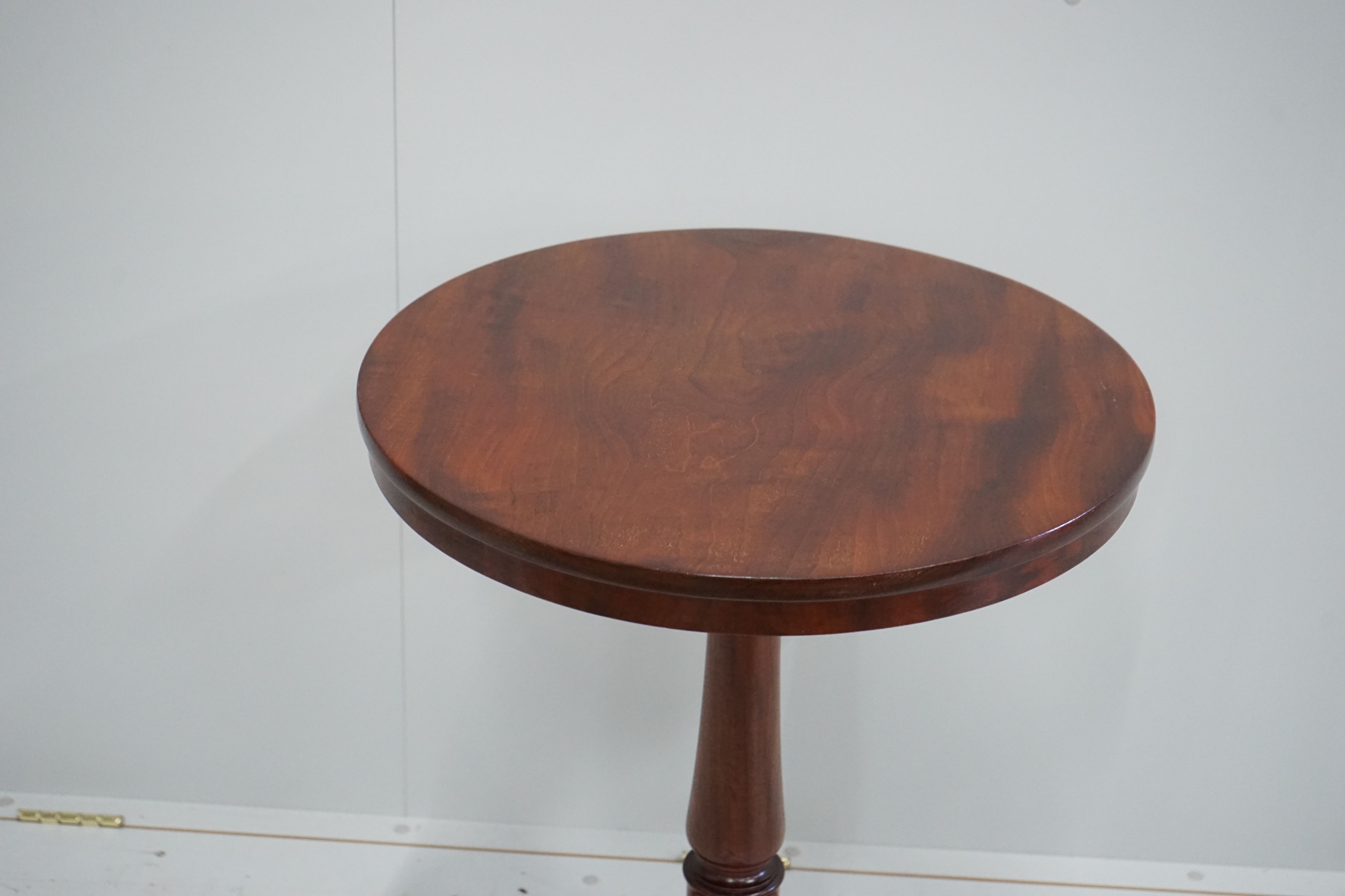 A Victorian mahogany circular wine table, diameter 58cm, height 73cm